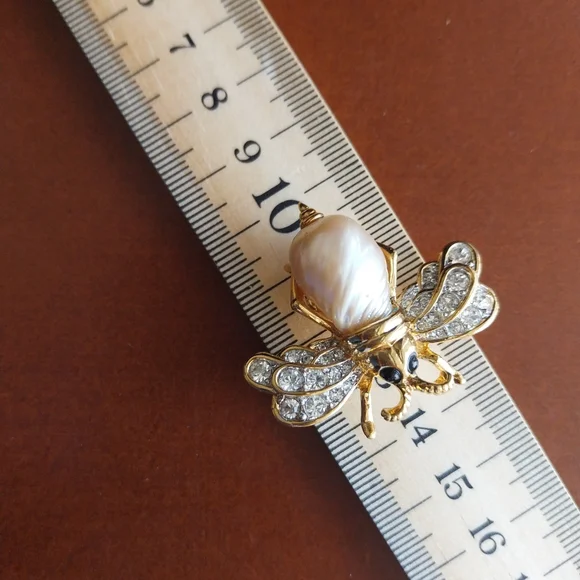 D Orlan  Brooch with Sparkling Stones - Picture 8 of 10